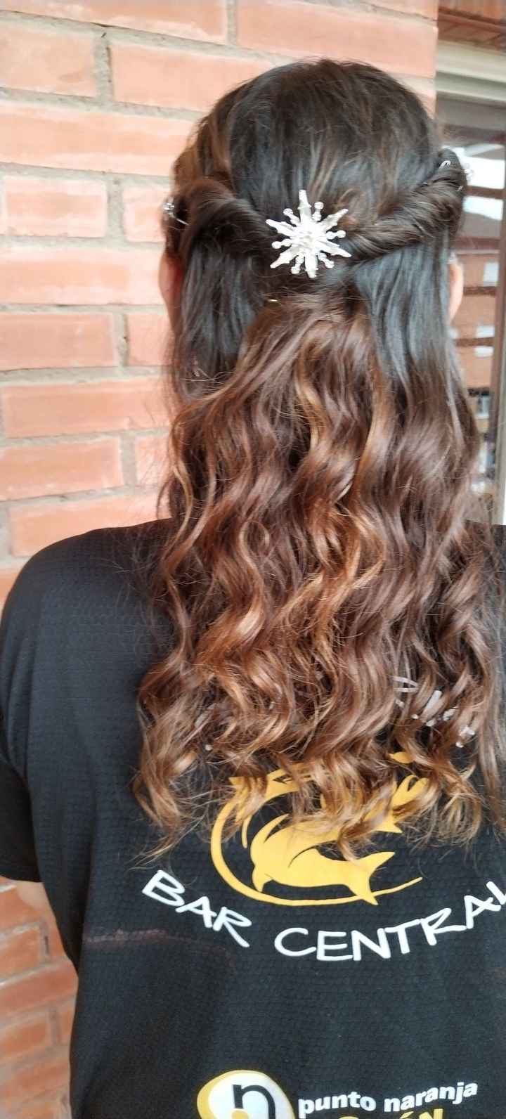 Ideas de peinados para novias e invitadas con pelo rizado 👩‍🦱 - 1