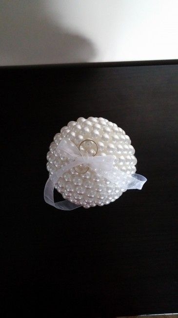 Mi porta alianzas de perlas 