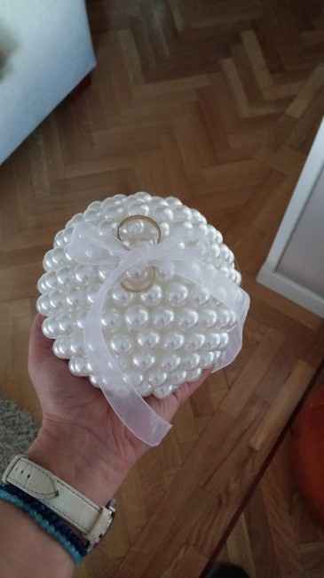 Mi porta alianzas de perlas 