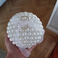 Mi porta alianzas de perlas 