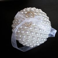 Mi porta alianzas de perlas 