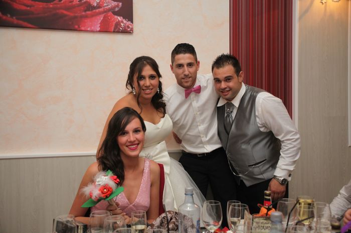 la foto de los 4 tras la entrega del ramo