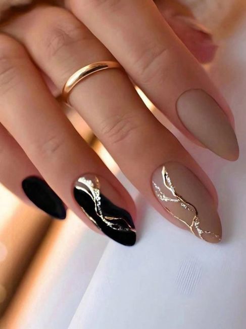 Manicuras en negro para novias alternativas 🖤 19