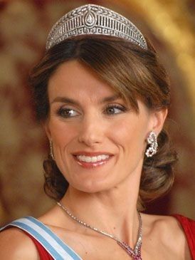 Moño bajo con tiara