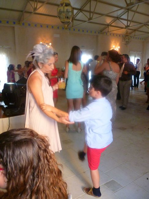 bailando con mi niño en una boda.