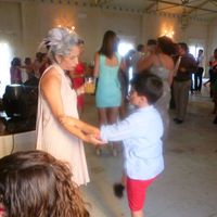 bailando con mi niño en una boda.