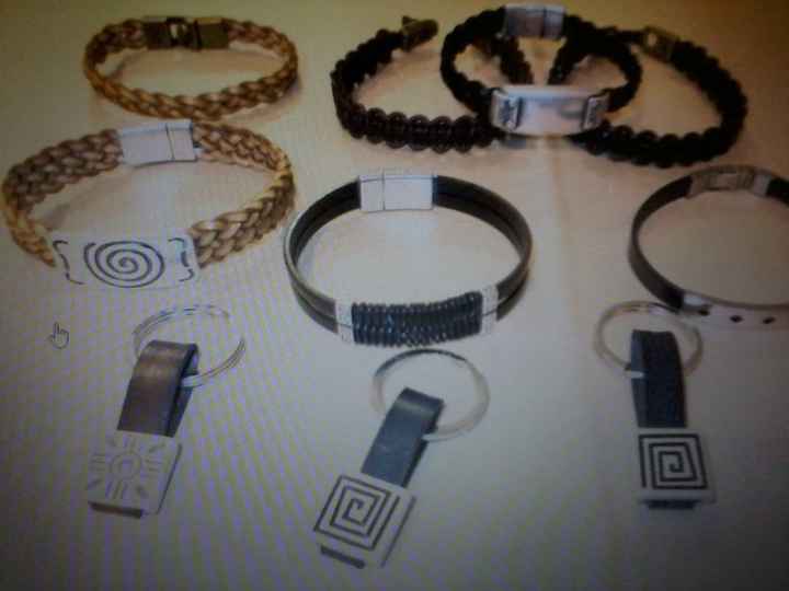 llaveros y pulseras