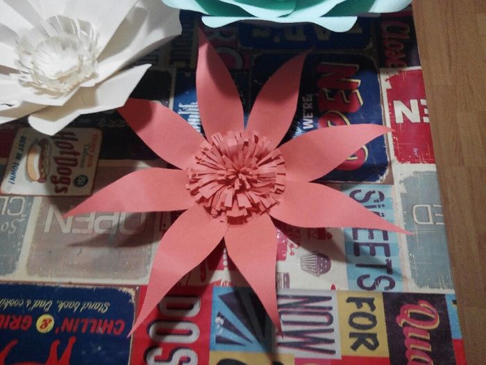 Letras gigantes y flores de papel - 1