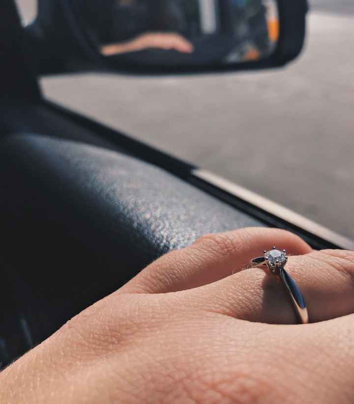 Enamorada de mi anillo de compromiso.