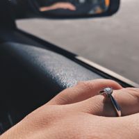 Enamorada de mi anillo de compromiso.