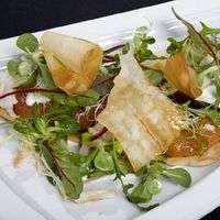 Coca de tomáquet confitat amb oli d'alfábrega i crema de tou de til.lers