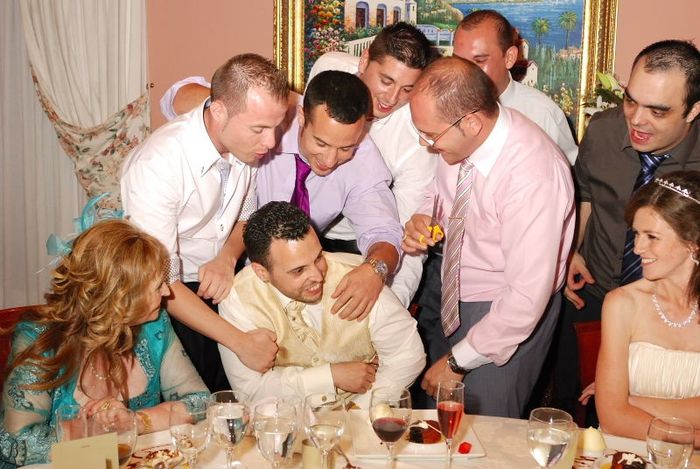 Cortando la corbata al novio