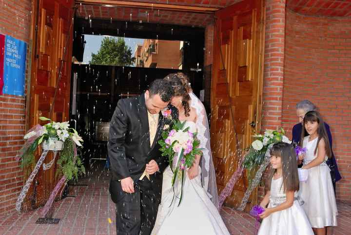 flores de fuera de la iglesia