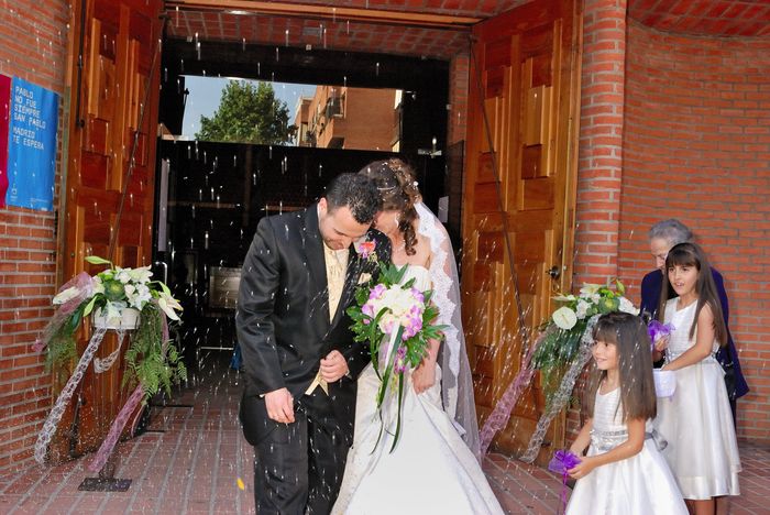 flores de fuera de la iglesia