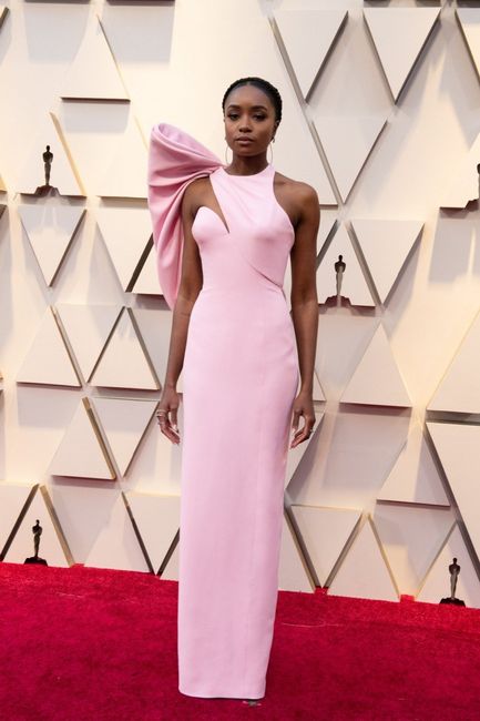 Kiki Layne con vestido de Versace