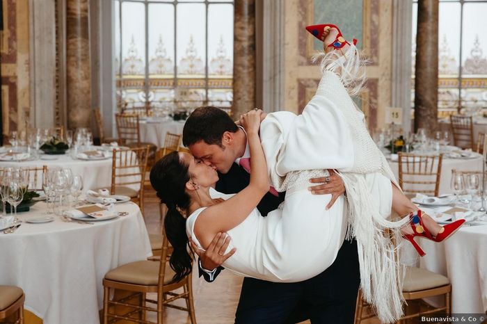 ¡Seguro que tu pareja te cogerá y besará así en la boda! 😍 1