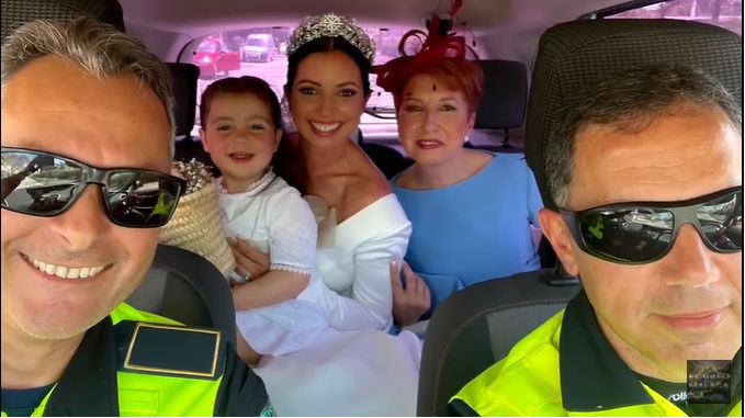 VÍDEO: Una novia llega al altar en un coche policial 😎 1