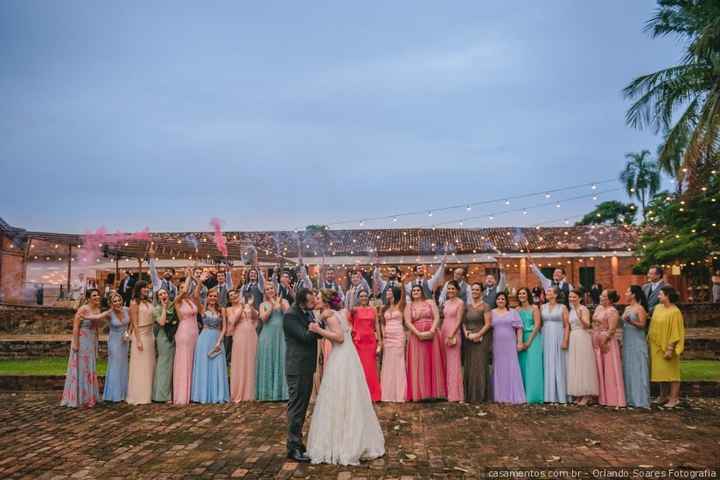 Foto bonita novios e invitados