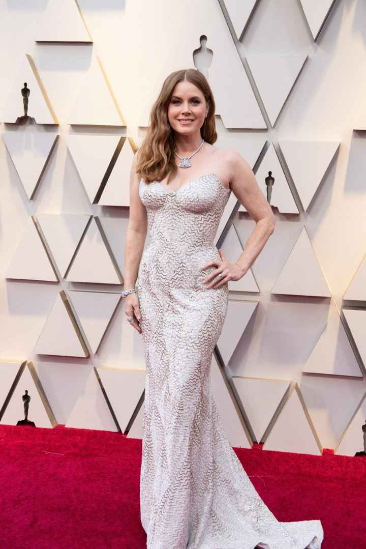 Amy Adams con vestido de escote corazón y corte sirena de Atelier Versace