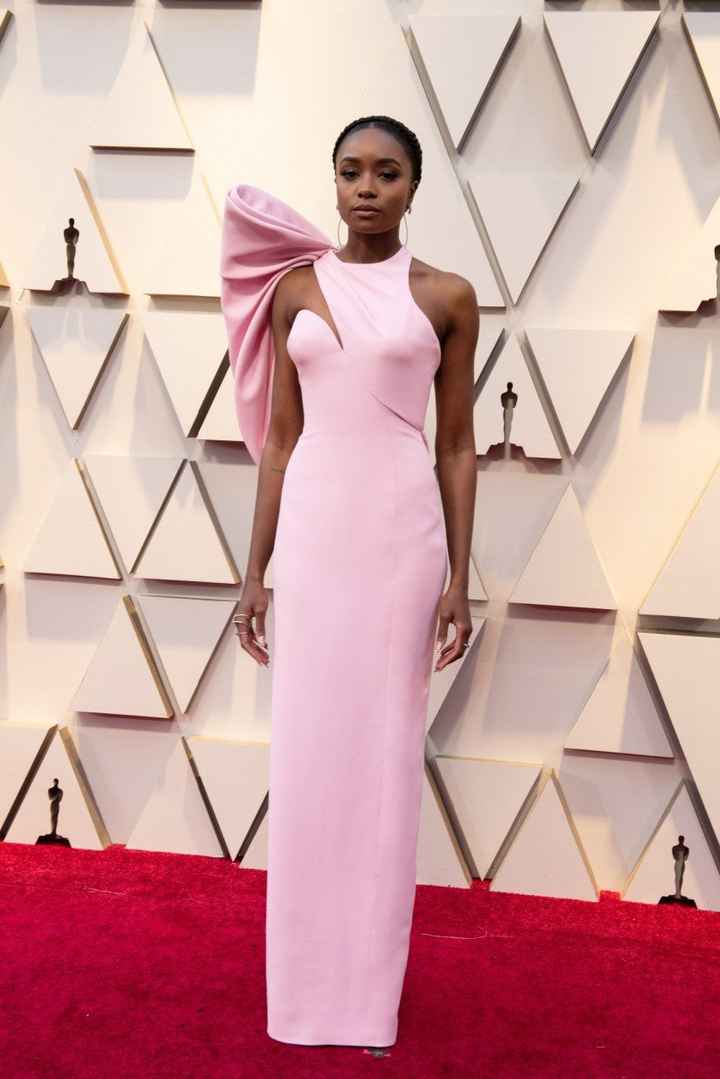 Kiki Layne con vestido de Versace