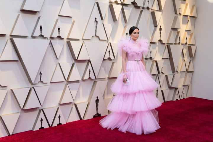 Kacey Musgraves con vestido rosa chicle de volantes de Giambattista Valli