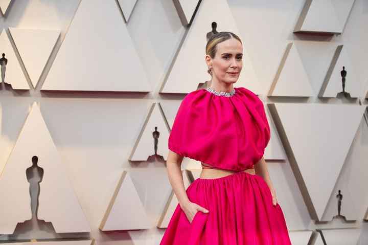 Sarah Paulson apostó por un vestido rosa de Valentino