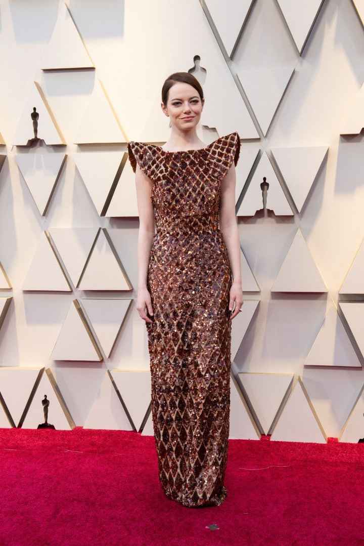 Emma Stone con vestido de lentejuelas y hombreras ultra marcadas de Louis Vuitton