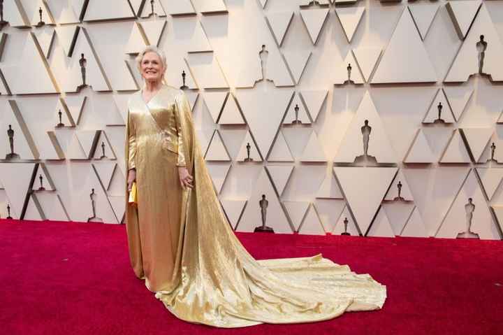 Glenn Close con vestido dorado con capa diseñado por Wes Gordon para Carolina Herrera