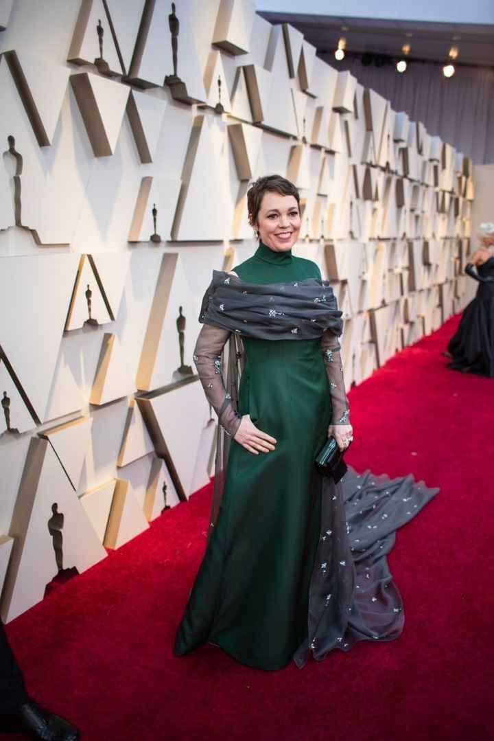 Olivia Colman con vestido verde con capa de Prada