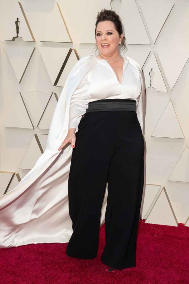 Melissa McCarthy con un mono blanco y negro con capa de Brandon Maxwell