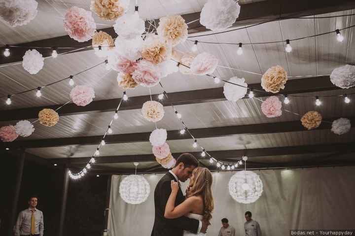 Romanticismo asegurado con globos o pompones de seda