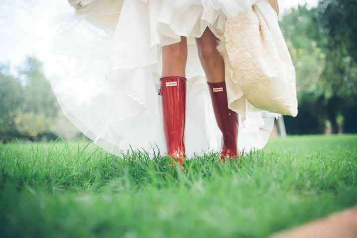 Si tu boda fuera pasada por agua, ¿te pondrías este calzado? 😏 - 1