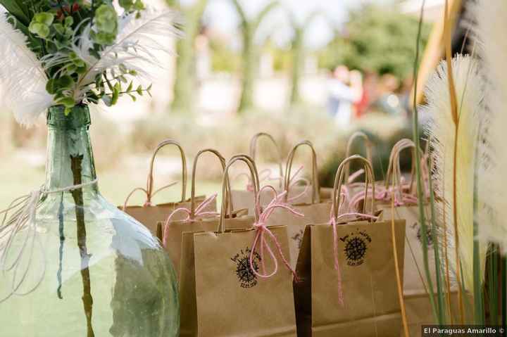 ¿Qué detalle te gustaría encontrar dentro de estas bolsas? 🙊 - 1