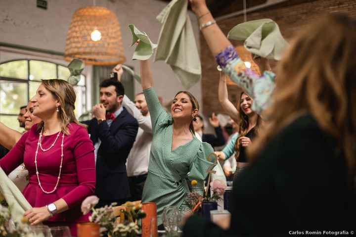 Alzar servilletas para recibir a los novios en el banquete: ¿Sí o No? 💃 - 1