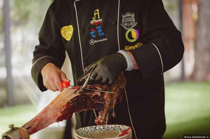 En el banquete no puede faltar un cortador de jamón 😜 - 1