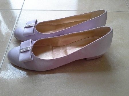 zapatos lila y con poquisimo tacon!!!