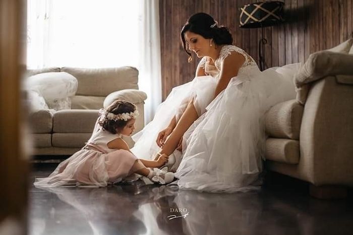 en casa vistiendome  con mi hija