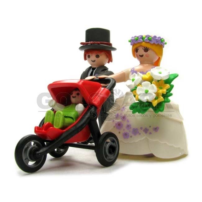 novios con bebe