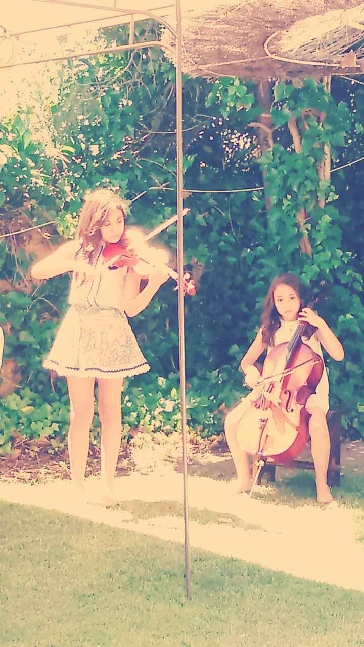 Nuestras sobrinas con el violín y el chelo