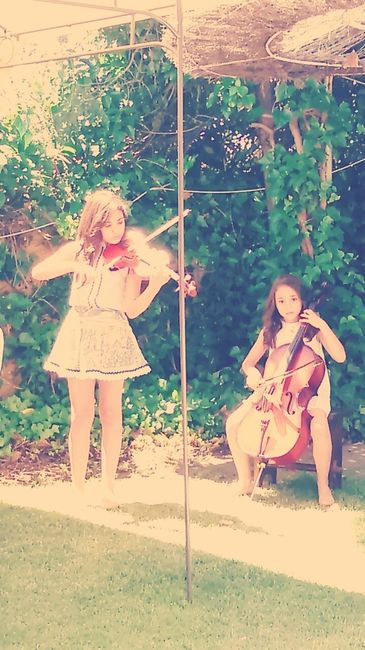 Nuestras sobrinas con el violín y el chelo