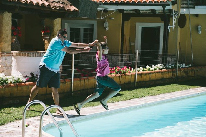 Niño al agua