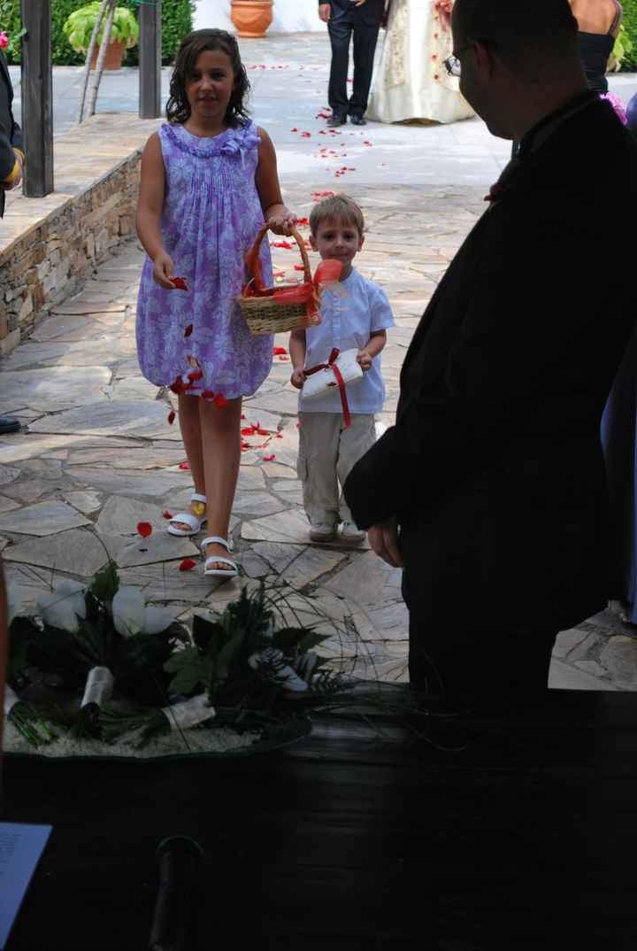 Entrada de la niña de las flores y el niño de los anillos a la ceremonia