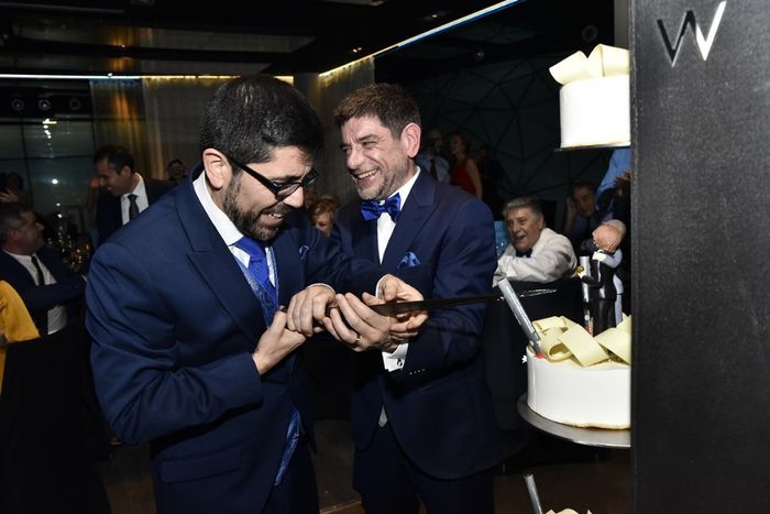 Cortando la tarta.