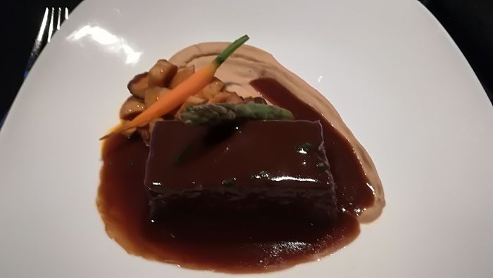 Primer plato, meloso de ternera.