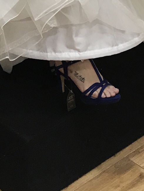 Vestido blanco, zapatos azules - 1