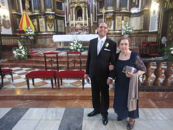 Mi marido y mi suegra esperando en el altar guapisimos