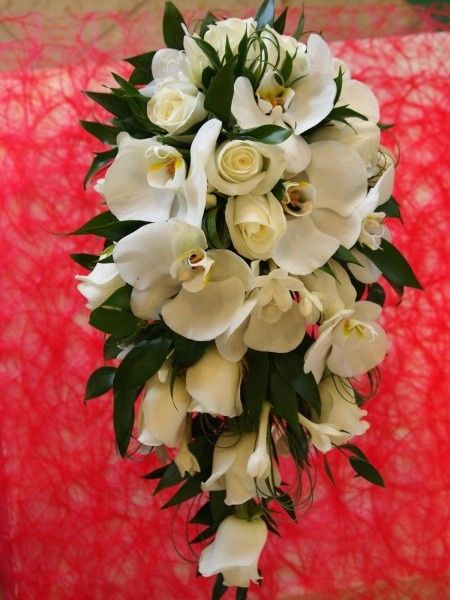 Ramo alargado con orquídeas y rosas color crema