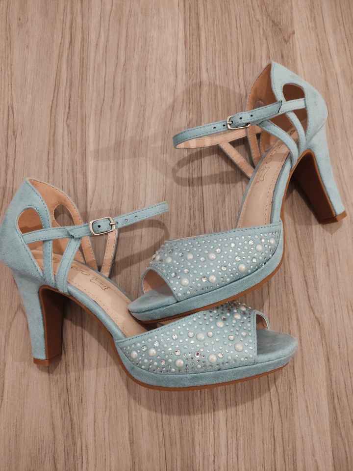 Enseña tus zapatos. - 1