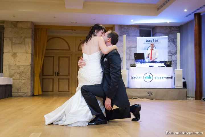 Beso durante el baile de novios