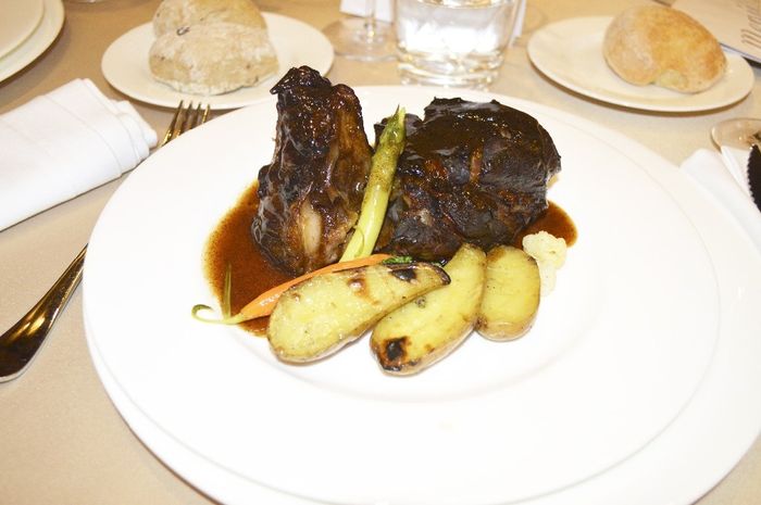 Jarrete de ternera gallega cocinado entero  (Guarnición: Patatas brasa, verduritas frescas (espárrag